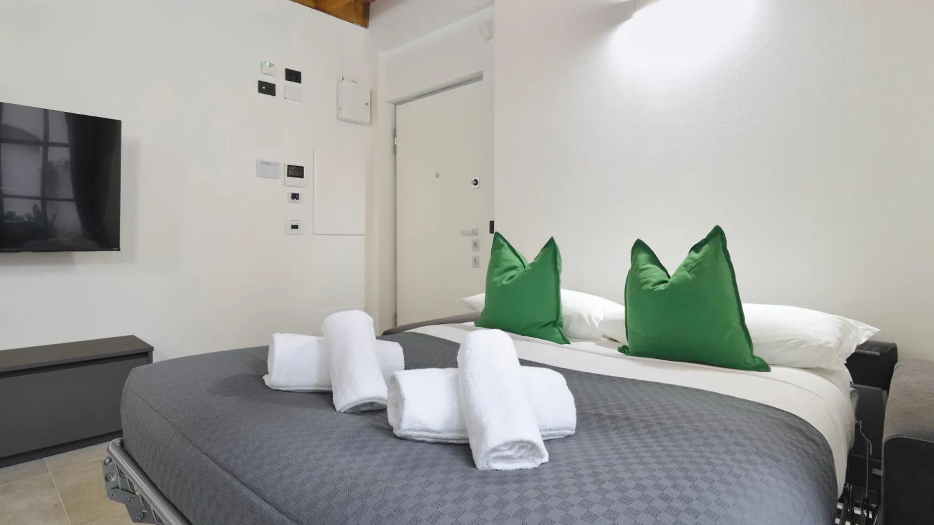 Just Urban Stays - Boutique Apartment With Parking And Gym 0*, Milan Italy